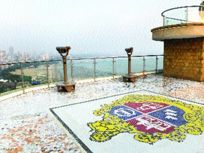 In the viewing gallery, the municipality's symbol footprint | व्ह्यूइंग गॅलरीत पालिकेचे बोधचिन्ह पायदळी