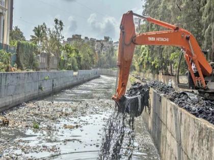 Sting operation conducted by Lokmat has revealed a huge corruption racket running under the guise of drain cleaning | नालेसफाई की महापालिकेच्या तिजोरीची सफाई? पालिका अधिकारी घरी, त्यांचे मोबाइल स्पॉटवर Sting operation conducted by Lokmat has revealed a huge corruption racket running under the guise of drain cleaning | नालेसफाई की महापालिकेच्या तिजोरीची सफाई? पालिका अधिकारी घरी, त्यांचे मोबाइल स्पॉटवर