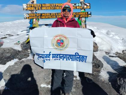 Kili Manjaro a female employee of the Parks Department Unfurled the tricolor | उद्यान खात्यातील महिला कर्मचाऱ्याने किली मांजारो सर; फडकवला तिरंगा 