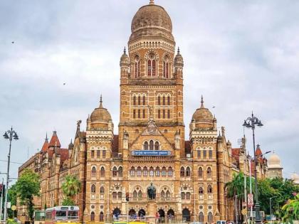 The sidewalk policy has now been rejected by the municipality itself! Toilets are being built on the sidewalk in Colaba | पदपथ धोरणाला आता पालिकेकडूनच हरताळ! कुलाब्यात फुटपाथवरच शौचालयाचे बांधकाम