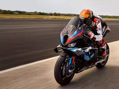 bmw m 1000 rr delivery started in india price features specifications engine gearbox details | फॉर्च्युनरपेक्षाही महाग आहे 'ही' बाईक! 3 सेकंदात 100 चा स्पीड, फीचर्स आणि बरेच काही...