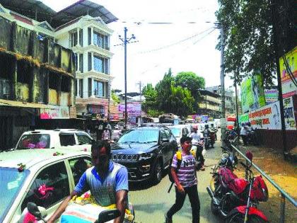 Problems with traffic congestion in Pen city | पेण शहरात वाहतूककोंडीची समस्या