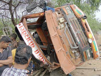 Borewell truck overturns due to wheel burst, two workers die after being crushed by iron pipe | टायर फुटल्याने बोअरवेलची गाडी उलटली, लोखंडी पाइप खाली दबून दोन कामगारांचा मृत्यू Borewell truck overturns due to wheel burst, two workers die after being crushed by iron pipe | टायर फुटल्याने बोअरवेलची गाडी उलटली, लोखंडी पाइप खाली दबून दोन कामगारांचा मृत्यू