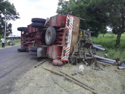 boarwell machine vehicle accident; 10 people injured | बोअरवेल मशिन वाहनाचा अपघात; १० जण जखमी