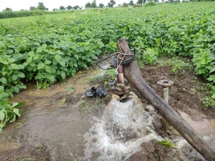 Nature's deed ... water flowing through the borarwell without pump | निसर्गाची करणी...कुपनलिकेतून वाहतेय भरभरून पाणी !