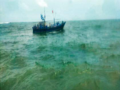 'Rohidas' got a rock; Seven people safe; 15 lakhs damage to the boat | 'रोहिदास’ला खडक लागला; सात जण सुखरूप; नौकेचे १५ लाखांचे नुकसान