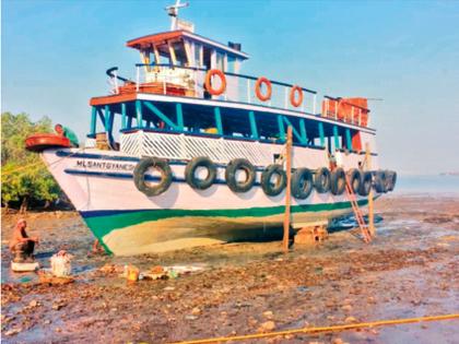 Accident on Bhaucha Dhak route: Navy speed boat hits passenger launch, 10 passengers rescued | भाऊचा धक्का मार्गावर अपघात: नौदलाच्या स्पीड बोटीची प्रवासी लाँचला धडक, १० प्रवासी बचावले Accident on Bhaucha Dhak route: Navy speed boat hits passenger launch, 10 passengers rescued | भाऊचा धक्का मार्गावर अपघात: नौदलाच्या स्पीड बोटीची प्रवासी लाँचला धडक, १० प्रवासी बचावले