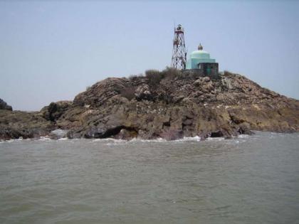 The boat overturned in the sea of Vasai; One died | वसईच्या समुद्रात बोट उलटली; एकजण मृत्युमुखी 