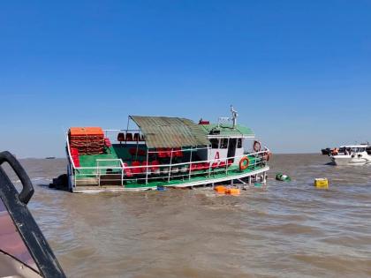 passenger boat capsized near mandwa port all 88 commuters rescued kkg | ब्रेकिंग! मांडवा बंदरात प्रवासी बोट बुडाली; सुदैवानं सर्व प्रवासी सुखरुप