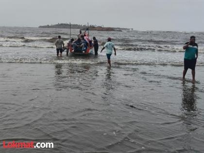Fishing boat capsizes in Malvan Medha sea, one fisherman missing; two fishermen rescued | मालवण मेढा समुद्रात मासेमारी नौका उलटली, एक मच्छीमार बेपत्ताच; दोन मच्छीमार बचावले Fishing boat capsizes in Malvan Medha sea, one fisherman missing; two fishermen rescued | मालवण मेढा समुद्रात मासेमारी नौका उलटली, एक मच्छीमार बेपत्ताच; दोन मच्छीमार बचावले