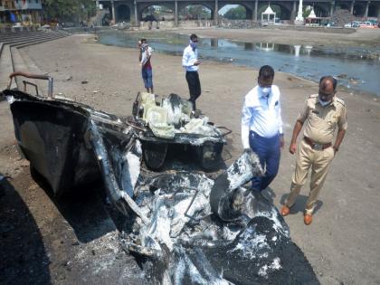 The glory of a gang of criminals; Four boats in Gandhi Lake were set on fire | गुन्हेगारांच्या टोळक्याचा प्रताप; गांधी तलावातील चार बोटी पेटविल्या