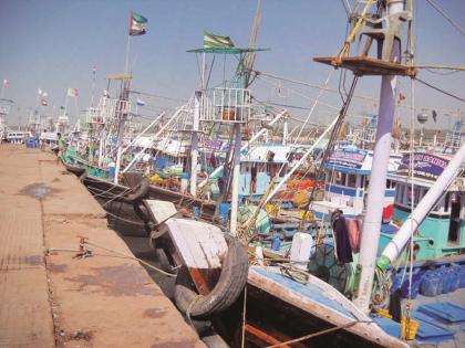 Heavy rains and stormy winds hit fishermen, Boats docked in harbours | पावसामुळे नौका पुन्हा बंदरातच उभ्या, मच्छिमारांना फटका