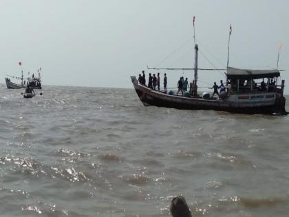 fishing boat drown in sea; Fisherman's are safe | पालघरच्या समुद्रात मच्छीमारीसाठी गेलेली बोट बुडाली; मच्छीमार बांधव सुखरूप