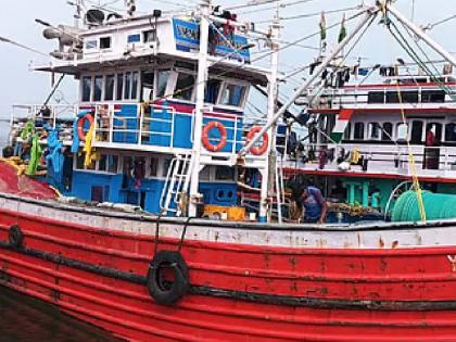 Ratnagiri District Magistrate orders auction of seized fishing boat diesel tanker | जप्त मासेमारी बोट, डिझेल टँकरचा होणार लिलाव, रत्नागिरीच्या जिल्हाधिकाऱ्यांनी दिले आदेश Ratnagiri District Magistrate orders auction of seized fishing boat diesel tanker | जप्त मासेमारी बोट, डिझेल टँकरचा होणार लिलाव, रत्नागिरीच्या जिल्हाधिकाऱ्यांनी दिले आदेश