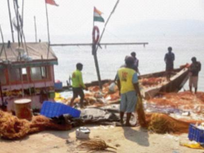 Boat drivers collecting plastic waste at Agardanda jetty | आगरदांडा जेट्टीवर प्लॅस्टिक कचरा जमा करणाऱ्या बोट चालकांना तंबी