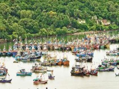 Boats arrive at Devgad port for shelter due to stormy winds, winds at 45 to 60 kilometers per hour | वादळी वाऱ्यामुळे आश्रयासाठी नौका देवगड बंदरात दाखल, ताशी ४५ ते ६० किलोमीटर वेगाने वारे