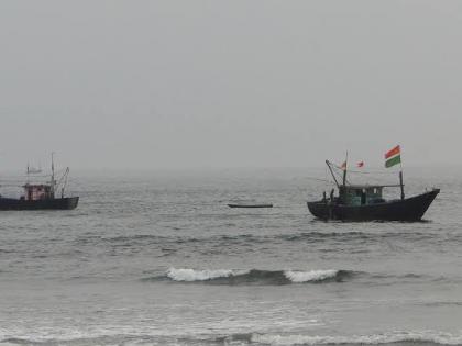 Boat traffic in Konkan by boat in Konkan, despite communication barrier | संचारबंदी असतानाही कोकणात समुद्रमार्गे बोटीतून वाहतूक, गुहागरमध्ये बोट मालकावर गुन्हा