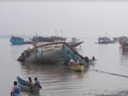 'Blessing' reached the shock, with a boat shaking near the utility shock; Sail safely | ‘ब्लेसिंग’ धक्क्याजवळ पोहोचली, उत्तन धक्क्याजवळ बोट उधाणामुळे उलटली; खलाशी सुखरूप