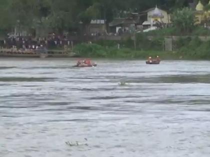 Assam: Collision between two boats full of 100 passengers; Many are missing | Assam: 100 प्रवाशांनी भरलेल्या दोन बोटींमध्ये जोरदार टक्कर; अनेकजण बेपत्ता