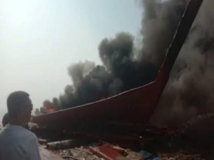 Derelict fishing boat caught fire in Karanja port in uran | करंजा बंदरात पडीक मच्छीमार बोटीला आग 