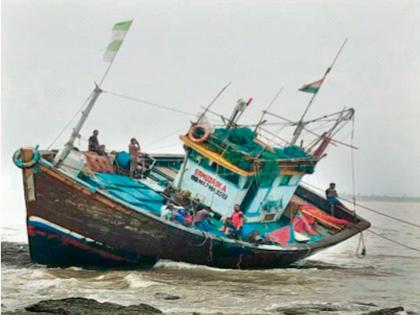 'Samudrika's rope broke Incidents in Uran's Peerwadi; All eight sailors survived, the boat sank | ‘समुद्रिका’ची दोर तुटली...‘; उरणच्या पीरवाडीतील घटना; आठही खलाशी वाचले, नौका बुडाली!