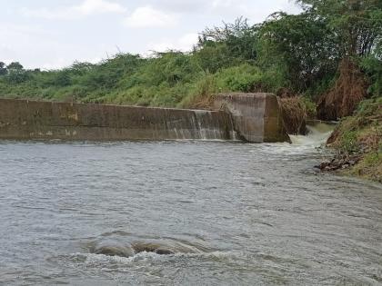 The dam burst, the seepage lake eroded | बंधारा फुटला, पाझर तलाव खचला