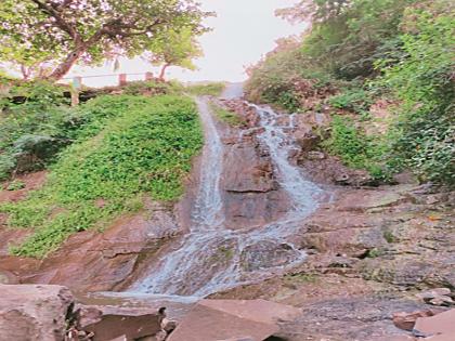 The 'rich nature' of the goldsmith hill near Bodegaon flourished; Travelers back to the waterfall | बोधेगावजवळील सोनदरी डोंगरातील ‘समृद्ध निसर्ग’ फुलला; धबधब्याकडे पर्यटकांची रीघ