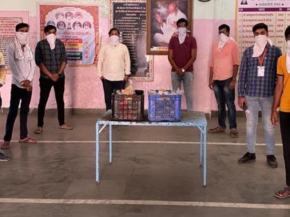 Food umbrella started by Jain youth in Bodwad | बोदवडला जैन युवकांनी सुरू केले अन्नछत्र