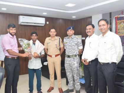 Milind Teltumbde bodyguard Deosu alias Desu surrenders in Gondiya | जहाल नक्षलवादी मिलींद तेलतुंबडेचा बॉडीगार्ड देवसू उर्फ देसु याचे गोंदियामध्ये आत्मसमर्पण Milind Teltumbde bodyguard Deosu alias Desu surrenders in Gondiya | जहाल नक्षलवादी मिलींद तेलतुंबडेचा बॉडीगार्ड देवसू उर्फ देसु याचे गोंदियामध्ये आत्मसमर्पण
