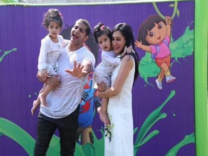Nickelodeon hosts Slime-tastic Holi party with karanvir bohra and teejay sidhu and their daughters | करणवीर बोहराने पत्नी आणि जुळ्या मुलांसोबत होळीच्या काही दिवस आधीच असे केले होळीचे सेलिब्रेशन