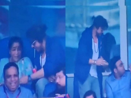 bollywood actor Shah Rukh Khan's SWEET gesture for Asha Bhosle during IND vs AUS Final match goes viral on social media  | IND vs AUS : ...अन् आशा भोसले यांच्या हातातला कप शाहरुखने उचलला; हृदयस्पर्शी व्हिडीओनं जिंकली मनं