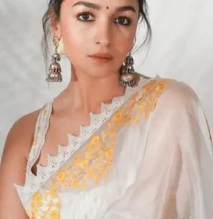 बॉलिवूड अभिनेत्रींप्रमाणे निवडा पेस्टल कलर साडी, १० पेस्टल कलर्स-उन्हाळ्यात इतके सुंदर की नजर हटू नये..