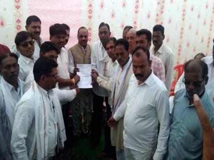 RPI karyakarte gava gift to MLA | आरपीआयच्या कार्यकर्त्यांनी आमदारांना दिला किडलेल्या बोंडांचा हार भेट