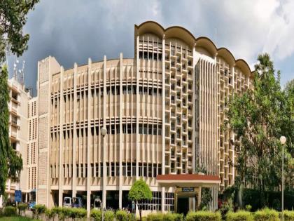 IIT Mumbai student end life by jumping from the hostel building | आयआयटी मुंबईमध्ये दिल्लीच्या विद्यार्थ्याने उचललं टोकाचं पाऊल; मध्यरात्री हॉस्टेलच्या छतावरून उडी मारल्याने मृत्यू