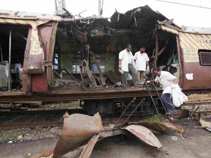 2006 Mumbai local train blasts case Bombay High Court acquits all 12 people declaring them innocent | मोठी बातमी! मुंबई लोकल साखळी बॉम्बस्फोटातील १२ दोषींची निर्दोष मुक्तता, राज्य सरकारला दणका 2006 Mumbai local train blasts case Bombay High Court acquits all 12 people declaring them innocent | मोठी बातमी! मुंबई लोकल साखळी बॉम्बस्फोटातील १२ दोषींची निर्दोष मुक्तता, राज्य सरकारला दणका