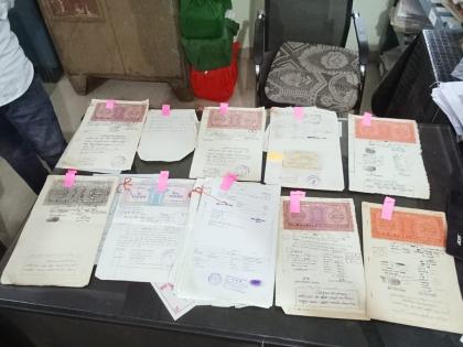 Simultaneous raids on two houses of illegal moneylender in Gangakhed, objectionable documents seized | गंगाखेडमध्ये अवैध सावकाराच्या दोन घरांवर एकाचवेळी छापे, आक्षेपार्ह दस्तावेज जप्त