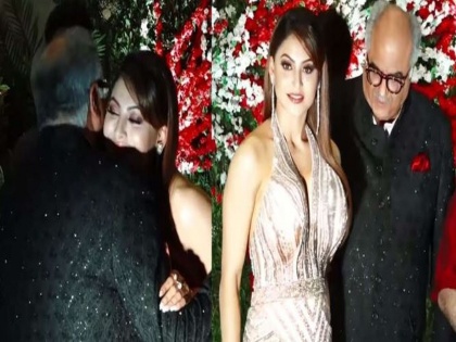 Sridevi's Husband Boney Kapoor Gets Cozy With Urvashi Rautela Publicly | 25 वर्षाच्या अभिनेत्रीसह पोज देत होते 63 वर्षाचे बोनी कपूर, कॅमे-यात कैद झाला त्यांचा हा कारनामा