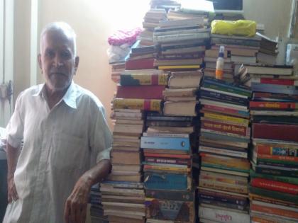 World Book Day : a oldest book stall in pune | World Book Day :हे आहे पुण्यातले फिरते वाचनालय 