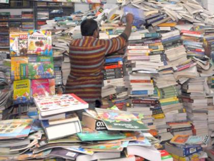 A dumping ground for foreign books | परदेशातील पुस्तकांचे डम्पिंग ग्राऊंड; भिवंडीला या पुस्तकांची अनेक गोडाऊन