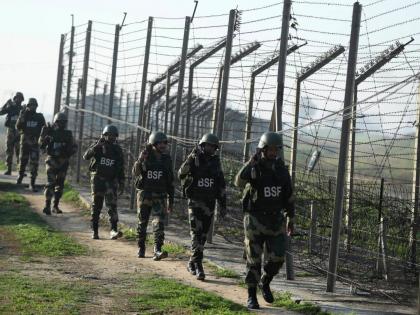 India Pakistan War situation in India - Pakistan is improving, there was no attack at night Army gave information | India Pakistan War:भारत - पाकिस्तानमधील तणाव निवळतोय, रात्री कोणताही हल्ला झाला नाही; लष्कराने दिली माहिती India Pakistan War situation in India - Pakistan is improving, there was no attack at night Army gave information | India Pakistan War:भारत - पाकिस्तानमधील तणाव निवळतोय, रात्री कोणताही हल्ला झाला नाही; लष्कराने दिली माहिती