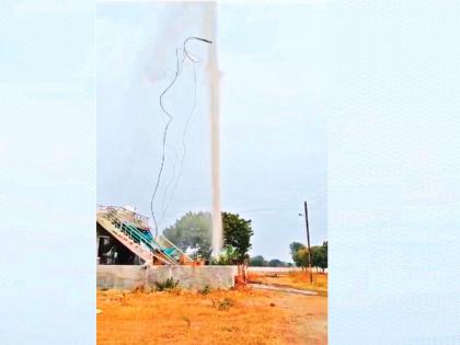 The pump blew up from the borewell, bouncing hundreds of feet into the sky | बोअरवेलमधून हवेत उडाला पंप, शंभर फूट उंच आकाशात उसळी