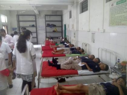 Due to a sudden deterioration, 74 students were taken to the district hospital | अचानक प्रकृती खालावल्याने 74 विद्यार्थी जिल्हा रुग्णालयात दाखल