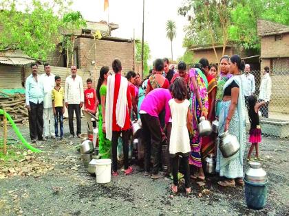 For three years, selfless service of thirsty people | तीन वर्षांपासून तहानलेल्यांची नि:स्वार्थ सेवा, महादेव तायडे देताहेत बोअरचे मोफत पाणी