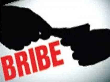 Talathi from Borgaon arrested by anti corruption department while accepting a bribe of Rs 1000 | Satara: दस्ताची नोंद सातबाऱ्यावर करण्यासाठी लाचेची मागणी, बोरगाव येथील तलाठ्यास रंगेहाथ पकडले Talathi from Borgaon arrested by anti corruption department while accepting a bribe of Rs 1000 | Satara: दस्ताची नोंद सातबाऱ्यावर करण्यासाठी लाचेची मागणी, बोरगाव येथील तलाठ्यास रंगेहाथ पकडले