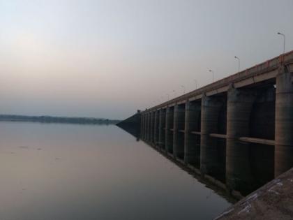 The base has reached through the dams in Parola taluka | पारोळा तालुक्यात धरणांनी गाठला तळ