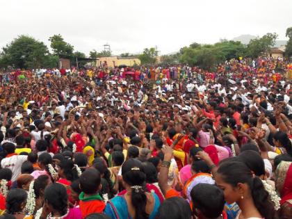 In Sukhed and Bori in Khandala taluka of Satara, women gathered at a stream and continued a unique tradition by hurling abuse at each other | Satara: अनोखी परंपरा! महिलांनी सुखेड अन् बोरीच्या ओढ्यावर वाहिली शिव्यांची लाखोली In Sukhed and Bori in Khandala taluka of Satara, women gathered at a stream and continued a unique tradition by hurling abuse at each other | Satara: अनोखी परंपरा! महिलांनी सुखेड अन् बोरीच्या ओढ्यावर वाहिली शिव्यांची लाखोली