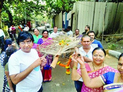 Poisoning on those 'trees' in Borivli, locals concluded the funeral | बोरिवलीत ‘त्या’ झाडांवर विषप्रयोग, स्थानिकांनी काढली अंत्ययात्रा