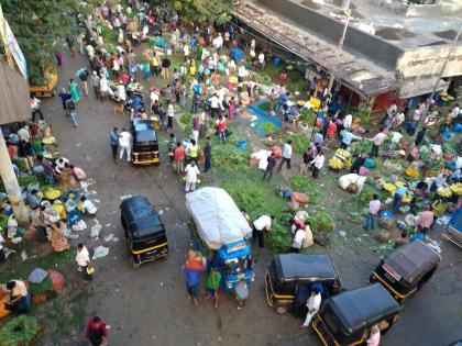 CoronaVirus Lockdown News: Shops open in Charkop, Borivali markets | CoronaVirus Lockdown News: चारकोप, बोरीवली बाजारपेठांत दुकाने उघडीच