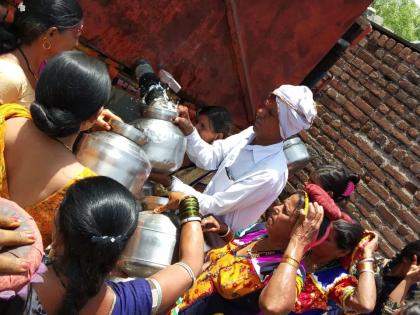 Lokmat impact : water tanker reached at Borchadi village! | 'लोकमत' वृत्ताची दखल : मांडवा, बोरखेडी गावात पोहचले पाण्याचे टँकर !