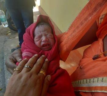 The wife of a worker who left Mumbai for Riva gave birth on the way | मुंबईहून रिवाकडे निघालेल्या कामगाराच्या पत्नीची प्रवासातच प्रसुती